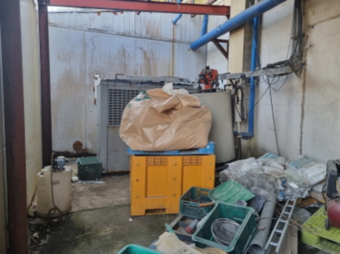 목록 13 공장건물 우측에 있는 저온창고 밖에 있는 기계기구 사진