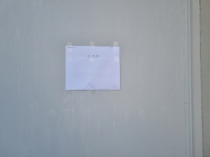 2층 주택 출입문에 안내문 부착한 사진