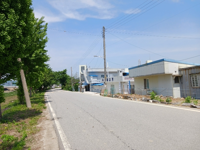 본건 서측 도로 및 주위환경