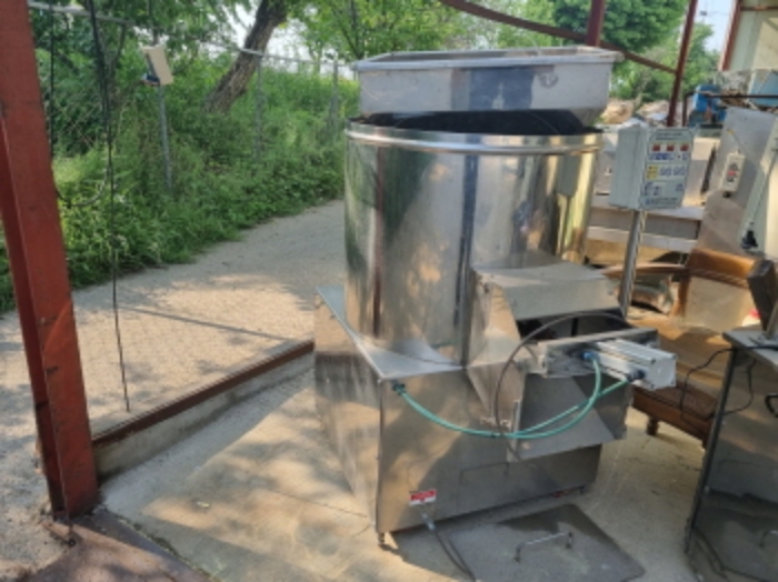 목록 13 공장건물 좌측 밖에 있는 기계기구 사진