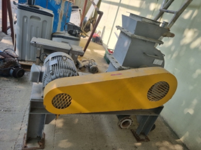 목록 13 공장건물 좌측 밖에 있는 기계기구 사진