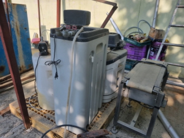 목록 13 공장건물 좌측 밖에 있는 기계기구 사진