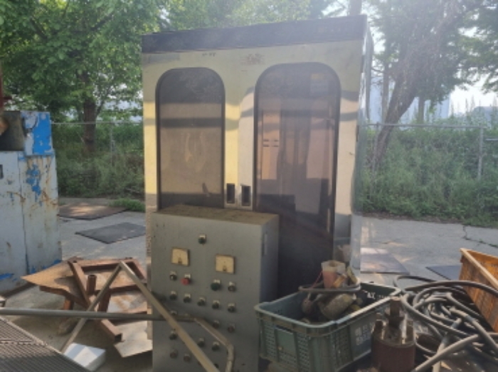 목록 13 공장건물 좌측 밖에 있는 기계기구 사진