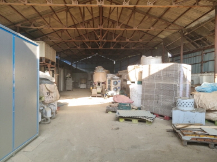 부동산 목록 14 우측 옆 부분과 연결되어 건축된 제시외 건축물과 그 내부 사진