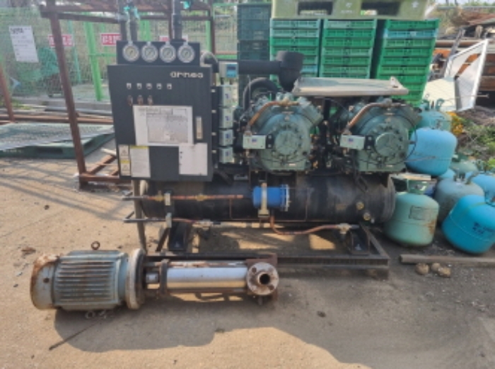 목록 13 공장건물 뒷편 밖에 있는 기계기구 사진