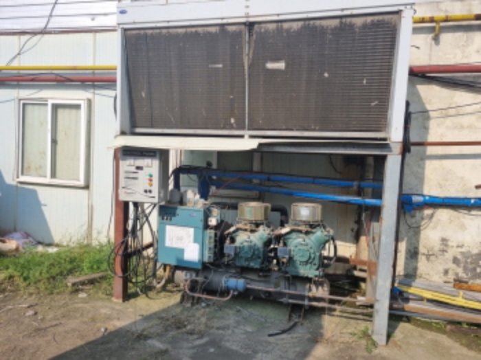 목록 13 공장건물 뒷편 밖에 있는 기계기구 사진