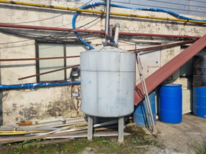 목록 13 공장건물 뒷편 밖에 있는 기계기구 사진