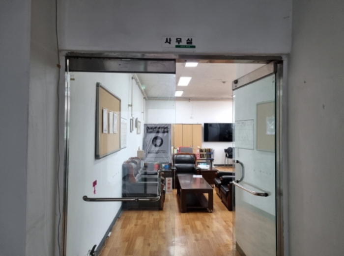 본건 부동산 목록 13 공장건물 2층 사무실 출입구 사진