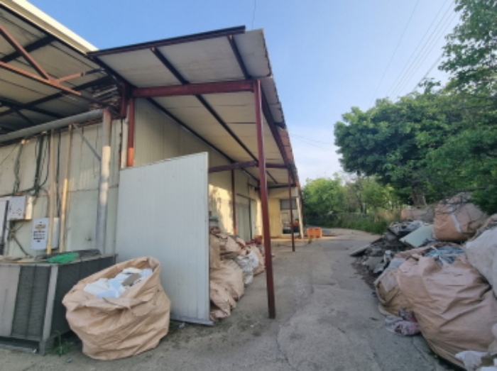 본건 부동산 목록 13 공장건물 좌측 부분 사진