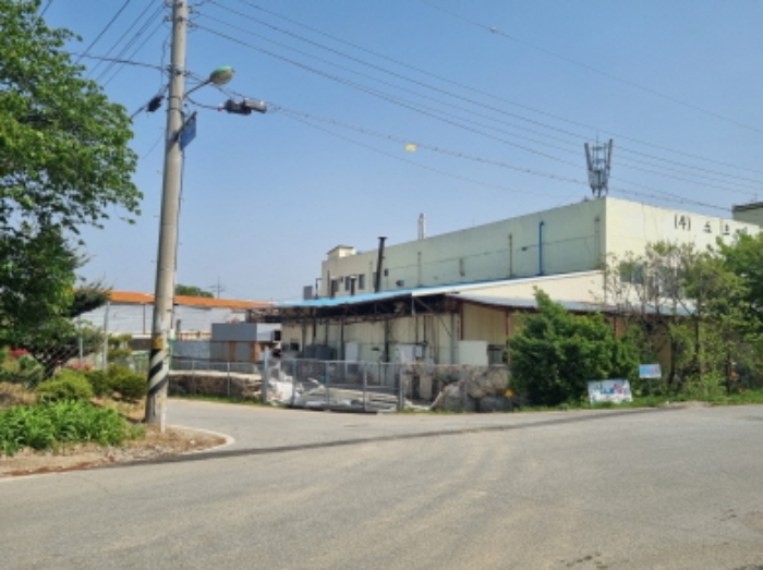 본건 부동산 목록 13 공장건물 뒷편 전경 사진