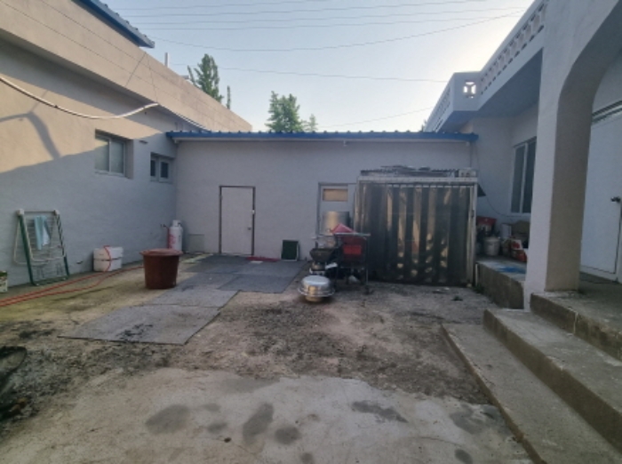 2층 주택과 새하늘교회 사이에 있는 건축물 사진