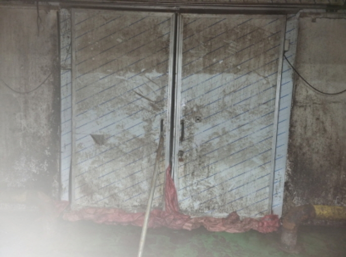 본건 부동산 목록 13 공장건물 1층 공장 내부에서 부속건물 저온창고 연결 문 사진