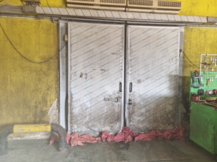 본건 부동산 목록 13 공장건물 1층 공장 내부에서 부속건물 저온창고 연결 문 사진