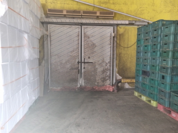 본건 부동산 목록 13 공장건물 1층 공장 내부에서 부속건물 저온창고 연결 문 사진