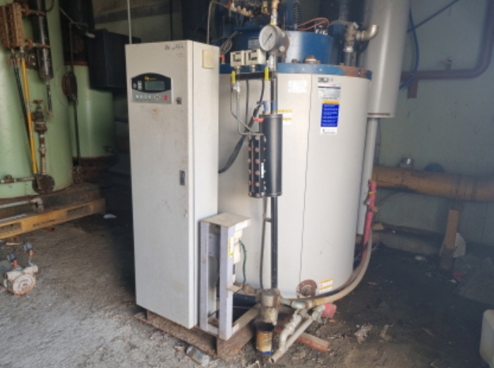 목록 13 공장건물 뒷편 밖에 있는 기계기구 사진