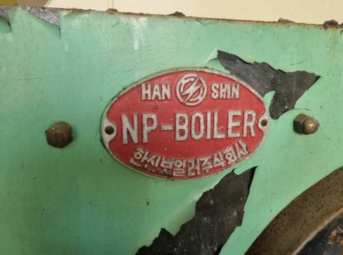 목록 13 공장건물 뒷편 밖에 있는 기계기구 사진