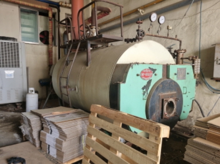 목록 13 공장건물 뒷편 밖에 있는 기계기구 사진