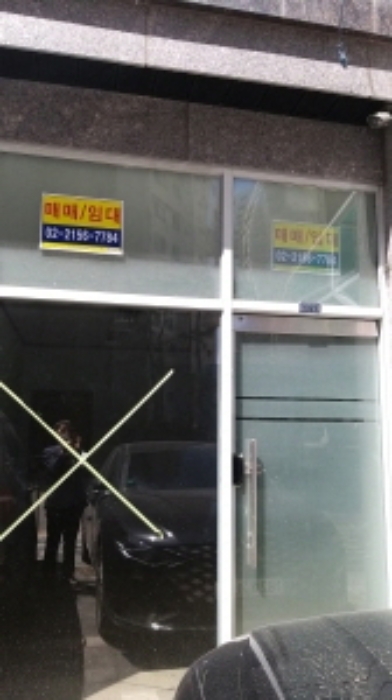 101호 출입문(내부가 비어 있는 상태임)