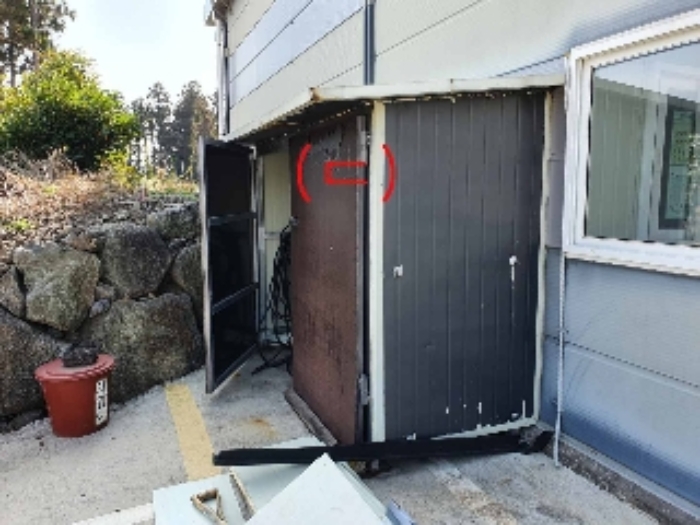 제시외 건물(ㄷ)-`제시건물 3동` 우측에 접하여 소재