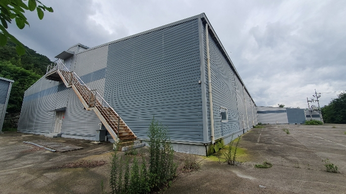 본건 기호(1) 건물 동측 전경