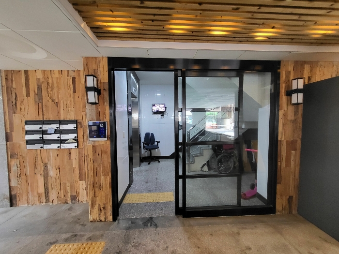 공용출입문(1층)