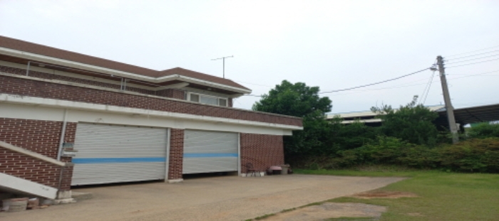 목록3 토지 전경-제시외 주택건물 소재(포장된 주차장 일부는 목록4 토지)