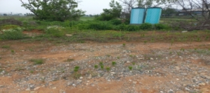 목록5 토지 전경-경계부근 이동식화장실 적치