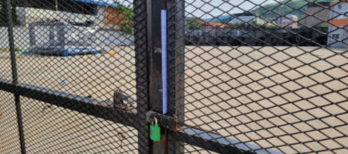 출입구 부동산현황조사안내문 사진 - 자물쇠로 잠겨 있음.