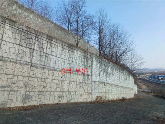 본건 기호(1),(2) 지상에 소재하는 옹벽부분