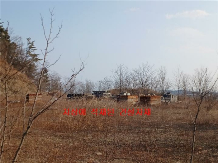 본건 기호(3) 일부 지상에 적재된 건설자재