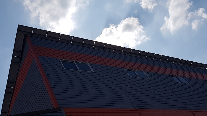 본건 건물 각동 지붕에 설치된 태양광발전설비 모습
