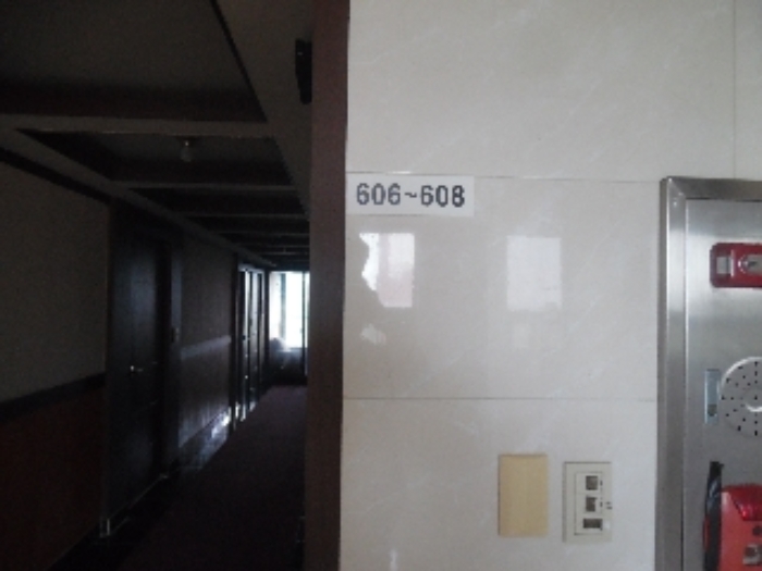 목록3.의 4층(6F)에 부착된 객실안내표시(606~~608)를 촬영한 모습