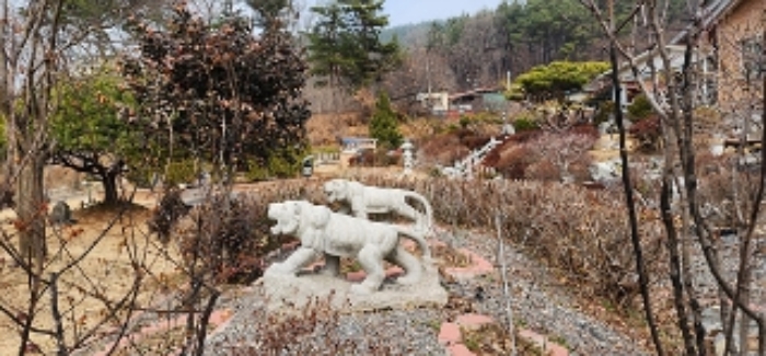 4부동산 정원에 소재하는 조각상과 정원수의 모습