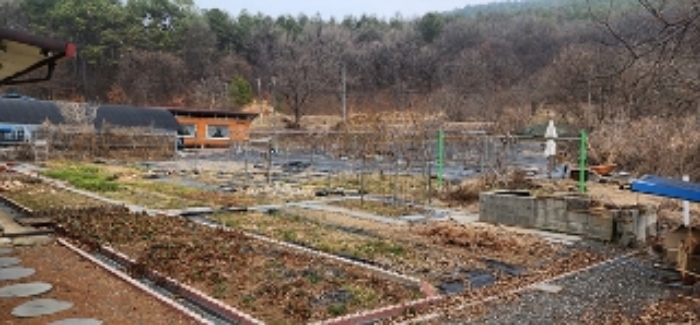 5부동산이 전으로 사용되고, 지상에 철구조물이 설치되어 있는 모습