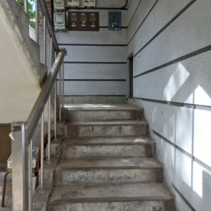1층 올라가는 계단