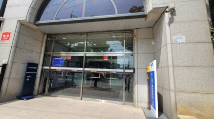 목록 2. 건물 전면 출입문