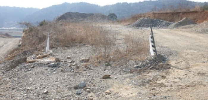 14번 부동산 지상 훼손되어 식별불가상태의 현수막 모습