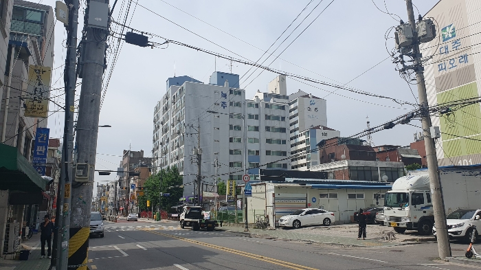 인 근 전 경