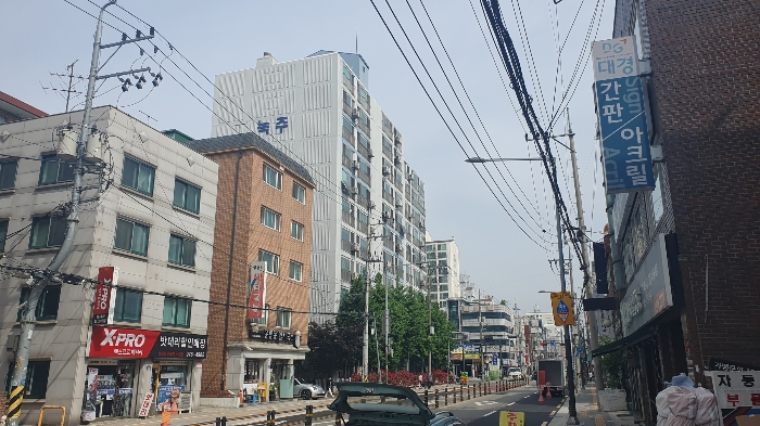 인 근 전 경