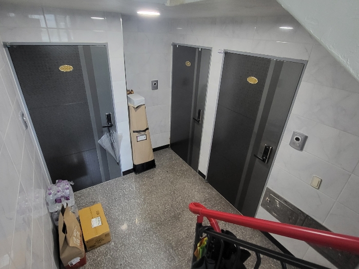 본건 건물 지1층 복도 전경