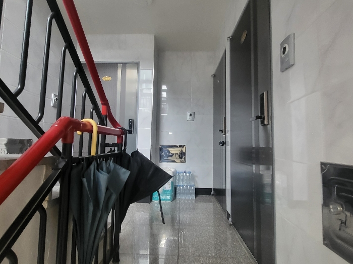 본건 건물 2층 복도 전경