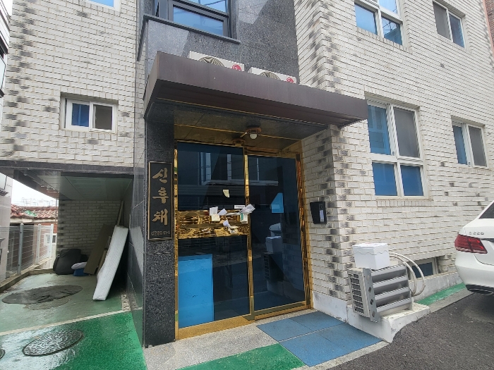 본건 건물 출입문