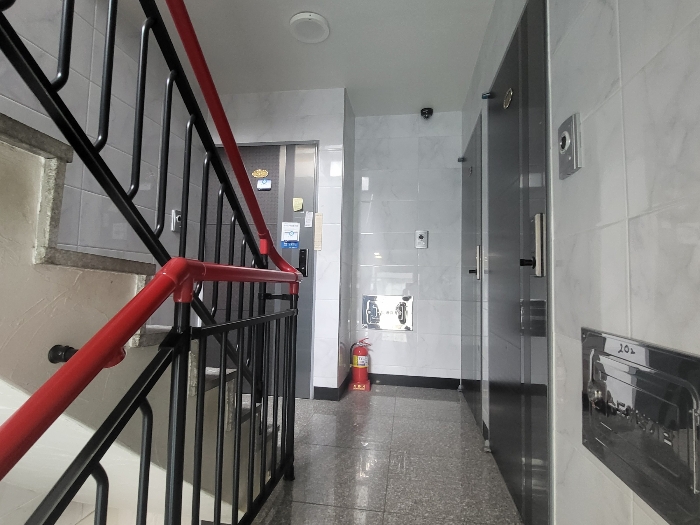 본건 건물 1층 복도 전경