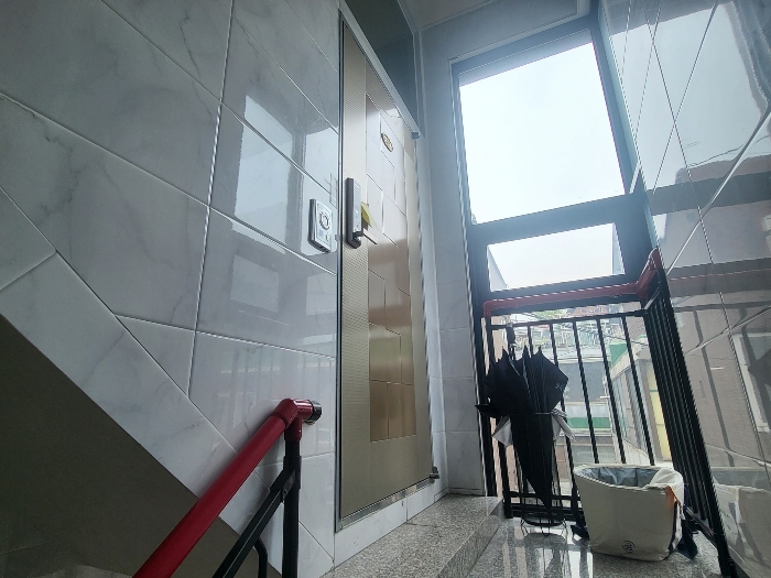 본건 건물 3층 현관