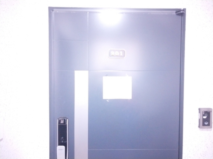 201호 현관 (안내문 부착)