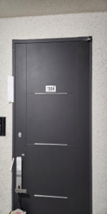 1304호 현관문
