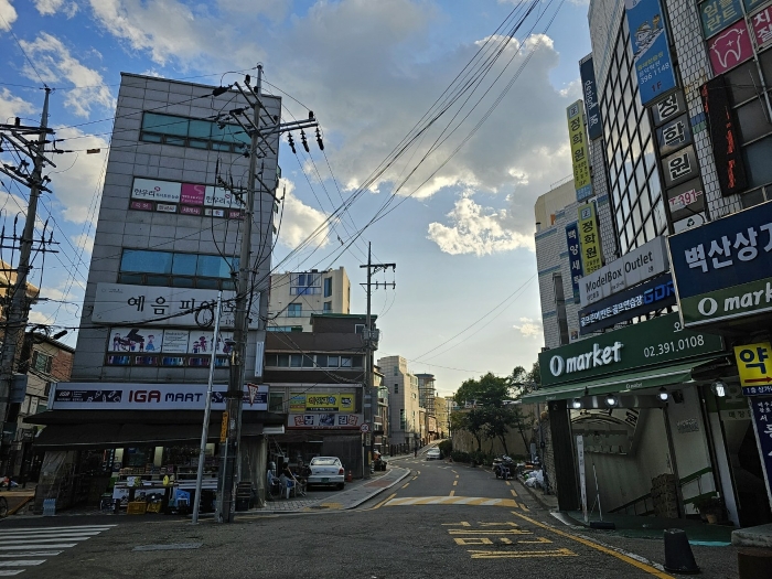 [본건 홍은벽산아파트 접면도로 및 주위환경]