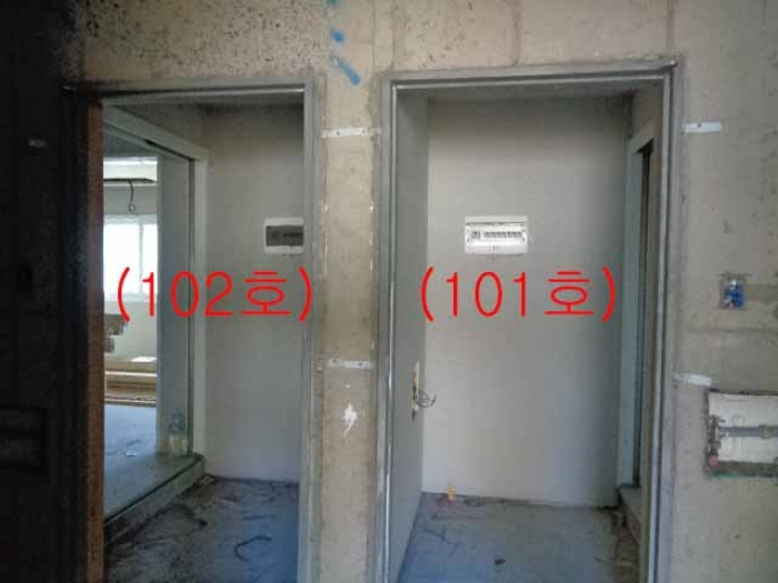 본건(에이동) 1층 현관(101호, 102호)