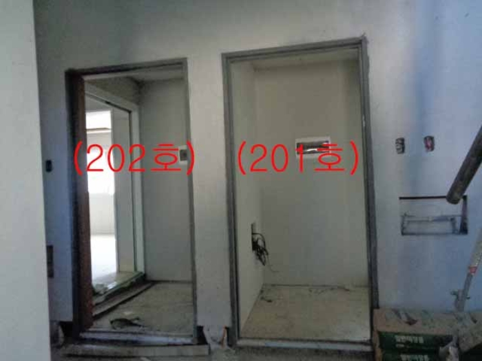 비동 2층 현관(201호, 202호)