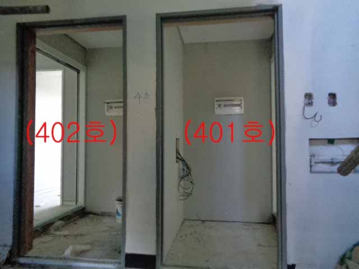 비동 4층 현관(401호, 402호)
